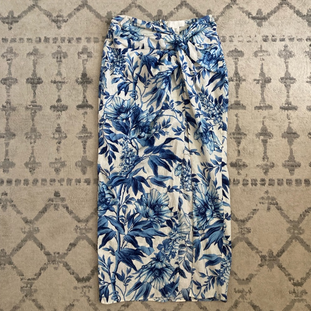 Floral print midi skirt. Tight fit. Side slit under rouching on right side.